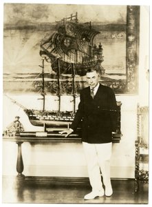 Booth Tarkington, kolem 1920-28 (želatinová stříbrná fotografie) od Jessie Tarbox Beals