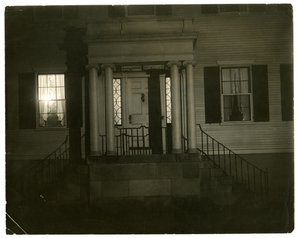 Boston doorway, USA, cca 1902-10 (želatinová stříbrná fotografie) od Jessie Tarbox Beals