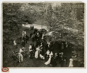 Columbia Lawn fete - Celkový pohled od Jessie Tarbox Beals