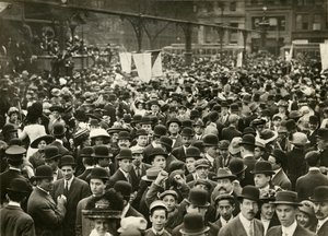 Dav na Union Square na Suffrage Meeting, cca 1905-11 (želatinová stříbrná fotografie) od Jessie Tarbox Beals