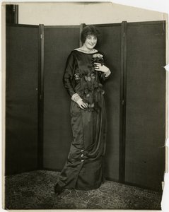 Šaty, přehozené, Gimbels, kolem 1905-18 (želatinová stříbrná fotografie) od Jessie Tarbox Beals