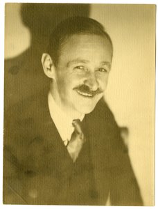 Fontaine Fox, karikaturista, "Toonesville Trolly", kolem 1911-28 (želatinová stříbrná fotografie) od Jessie Tarbox Beals