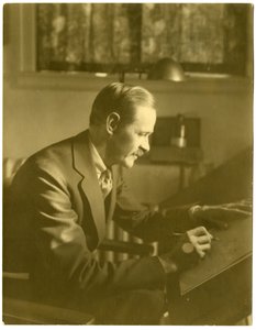 Fontaine Fox, karikaturista, kolem 1911-40 (želatinová stříbrná fotografie) od Jessie Tarbox Beals
