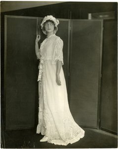 Franklin Suvoir ?, Letní noční košilka z markýzy a krajky, kolem 1905-11 (želatinová stříbrná fotografie) od Jessie Tarbox Beals