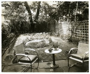 Garden of Mrs W H Wells 265 W 11th, Greenwich Village, New York, USA, cca 1936-37 (želatinová stříbrná fotografie) od Jessie Tarbox Beals