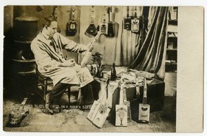 Velké barevné skvrny na dřevěné krabici a Bobby Edwards v podkroví pod hvězdami tvořící ukelele, Greenwich Village, New York, USA, asi 1905-20 (želatinová stříbrná fotografie) od Jessie Tarbox Beals
