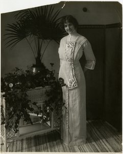 Šedý turecký materiál s černobílou výšivkou, Lord & Taylor, cca 1905-18 (želatinová stříbrná fotografie) od Jessie Tarbox Beals