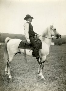 Karikaturista Homer Davenport na svém arabském koni, cca 1905-12 (želatinová stříbrná fotografie) od Jessie Tarbox Beals