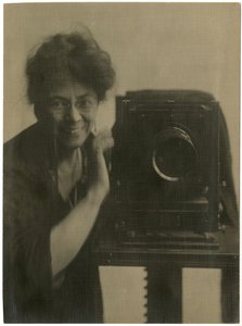 Jessie Tarbox Beals, autoportrét s fotoaparátem, cca 1918-20 (želatinová stříbrná fotografie) od Jessie Tarbox Beals