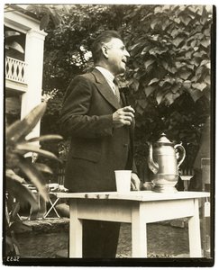 John W. Mitchell slavný dražitel, Country Auction v Greenwichi, Conn nebo Weston, Conn od Jessie Tarbox Beals