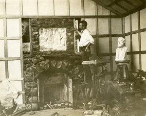 Karl Bitter (sochař) sám staví svůj krb, kolem roku 1905-15 (foto želatinové stříbro) od Jessie Tarbox Beals