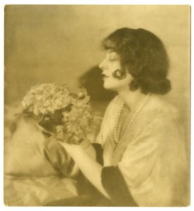Lenore Ulric, kolem 1915-28 (želatinová stříbrná fotografie) od Jessie Tarbox Beals