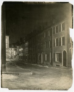 Při pohledu dolů na West Cedar Street, kde končí a protíná Chestnut St, Boston, USA, cca 1902-10 (želatinová stříbrná fotografie) od Jessie Tarbox Beals