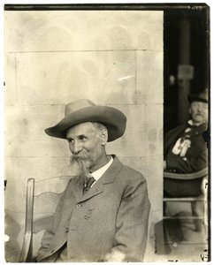 Muž s kloboukem, medaile, cca 1905-40 (želatinová stříbrná fotografie) od Jessie Tarbox Beals