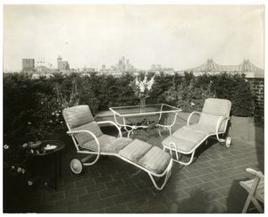 Paní Alice Woodward Reinhardt, 400 E 52nd St, New York, USA, cca 1905-40 (želatinová stříbrná fotografie) od Jessie Tarbox Beals