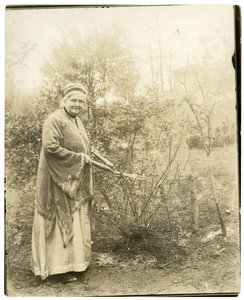 Paní Alzirc Hewitt Wade - 88 let - v zahradě v Ossining, NY, kolem 1905-28 (želatinová stříbrná fotografie) od Jessie Tarbox Beals