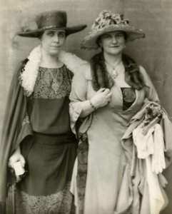 Paní Coolidge a její přítelkyně paní Frances Parkinson Keyes, 1924 od Jessie Tarbox Beals