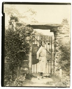 Paní Ernest Thompson Seton z Greenwich Conn, národní prezident League of American Pen Women, která se 18. června plaví s Field Expedition prozkoumat horní toky Amazonky. od Jessie Tarbox Beals