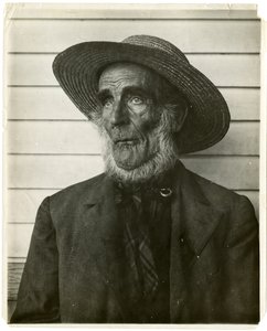Starý muž ve slaměném klobouku, cca 1905-40 (želatinová stříbrná fotografie) od Jessie Tarbox Beals