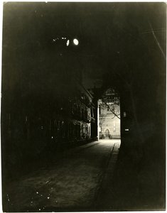 Patchin Place v noci, Greenwich Village, New York, USA, cca 1905-1920 (želatinová stříbrná fotografie) od Jessie Tarbox Beals
