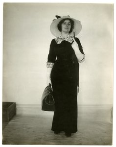 Správný způsob nošení tašky a deštníku, kolem 1905-18 od Jessie Tarbox Beals