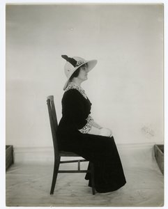 Správný způsob, jak sedět na židli, cca 1905-18 (želatinová stříbrná fotografie) od Jessie Tarbox Beals