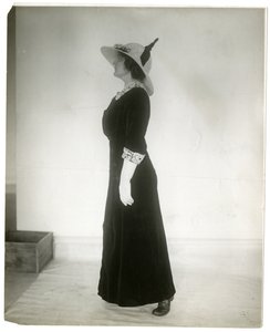 Správný způsob, jak stát při chůzi, cca 1905-18 (želatinová stříbrná fotografie) od Jessie Tarbox Beals