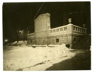 Shawův památník vzadu v noci, Boston, USA, cca 1902-10 (želatinová stříbrná fotografie) od Jessie Tarbox Beals