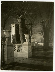 Shaw Memorial at night, Boston, USA, cca 1902-10 (želatinová stříbrná fotografie) od Jessie Tarbox Beals