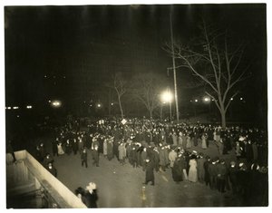 Suffrage Parade, Greenwich Village, New York, USA, cca 1915-18 (želatinová stříbrná fotografie) od Jessie Tarbox Beals