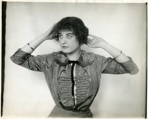 Taftová halenka, Forsythe, cca 1905-18 (želatinová stříbrná fotografie) od Jessie Tarbox Beals