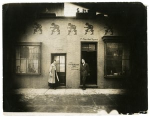 "The Treasure Box" jeden z nejmalebnějších obchodů ve vesnici Jeho dekorace jsou návrhy pirátského kapitána Kidda od Jessie Tarbox Beals