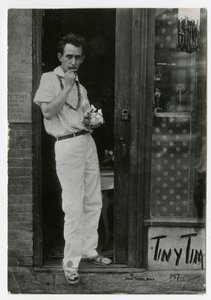 Tiny Tim, Greenwich Village, New York, USA, cca 1915-22 (želatinová stříbrná fotografie)