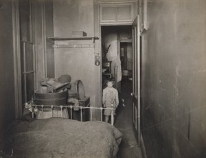 Bez názvu (Chlapec v ložnici), c. 1910 (želatinový stříbrný potisk) od Jessie Tarbox Beals