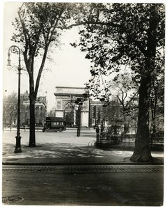 Washington Square North, New York, USA, cca 1905-40 (želatinová stříbrná fotografie) od Jessie Tarbox Beals
