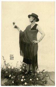 Žena držící květinu, cca 1905-40 od Jessie Tarbox Beals