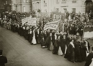 Ženy v akademických šatech pochodují v průvodu za volební právo v New Yorku, 1910