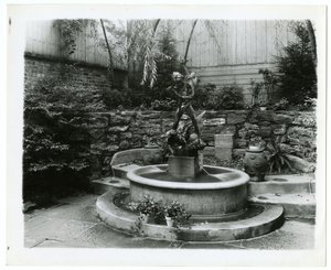 zahradní fontána, cca 1905-40 (želatinová stříbrná fotografie) od Jessie Tarbox Beals