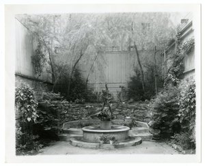 zahradní fontána, cca 1905-40 (želatinová stříbrná fotografie) od Jessie Tarbox Beals
