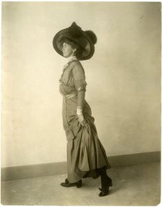 model v klobouku s peřím, cca 1905-18 (želatinová stříbrná fotografie) od Jessie Tarbox Beals