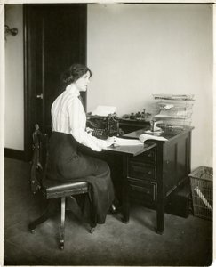 model s psacím strojem, cca 1905-18 (želatinová stříbrná fotografie) od Jessie Tarbox Beals