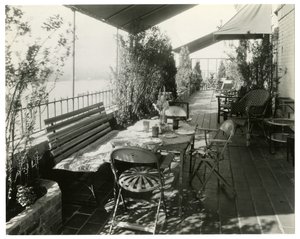 terasa s výhledem na řeku, cca 1936-37 (želatinová stříbrná fotografie) od Jessie Tarbox Beals