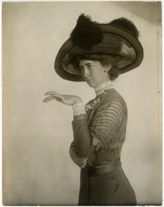 profil opeřeného klobouku, cca 1905-18 (želatinová stříbrná fotografie)