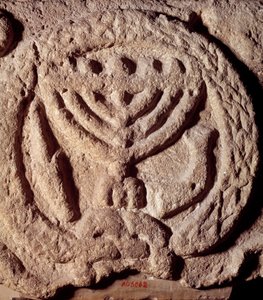 Judaismus: architektonický prvek v čediči synagogy zdobený svícnem se sedmi ratolestmi (Menora nebo Menora), palmou a trubkou. Z Transjordánska. Asi 100 n.l. Paříž, muzeum Louvre od Jewish School