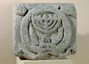 Reliéf zobrazující menoru z Umm Qeis (starověká Gadara) Jordánsko (čedič) od Jewish School