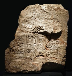 Reliéf svatyně Tóry z Khirbet es-Samara, Samaří, cca 4. století našeho letopočtu (kámen) od Jewish School