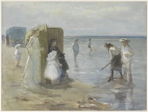 Pohled podél linie přílivu na pláži Scheveningen se dvěma ženami a dětmi
