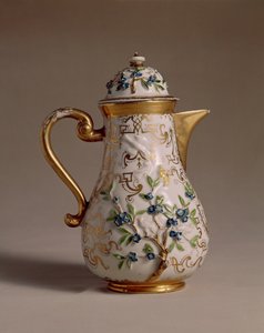 Kávová konvice, zdobená aplikovaným reliéfem, Míšeň, porcelán cca 1710