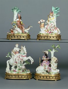 Čtyři míšeňské skupiny představující čtyři kontinenty spojené s Ludvíkem XVI. ormolu, modelovaný Johannem Joachimem Kandlerem (1706-75), polovina 18. století