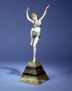 Beach Dancer, kolem roku 1935 (ronze a slonovina, patina malovaná za studena, základ zelený a černý onyx)
